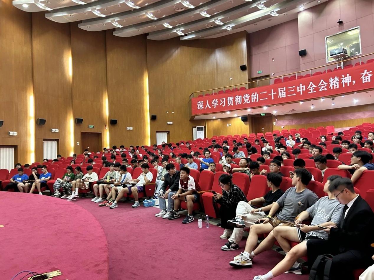 积极参与志愿服务等方式提升自己的思想