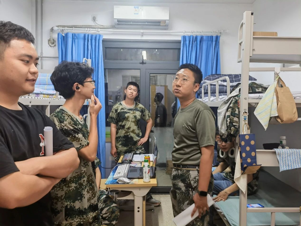 并给予他们关怀与指导